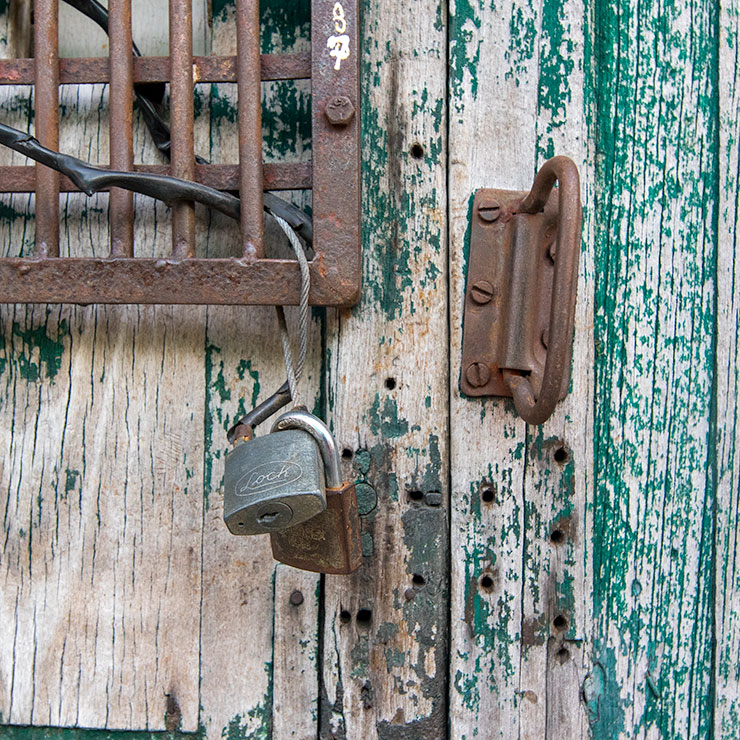 Green door details in Mérida