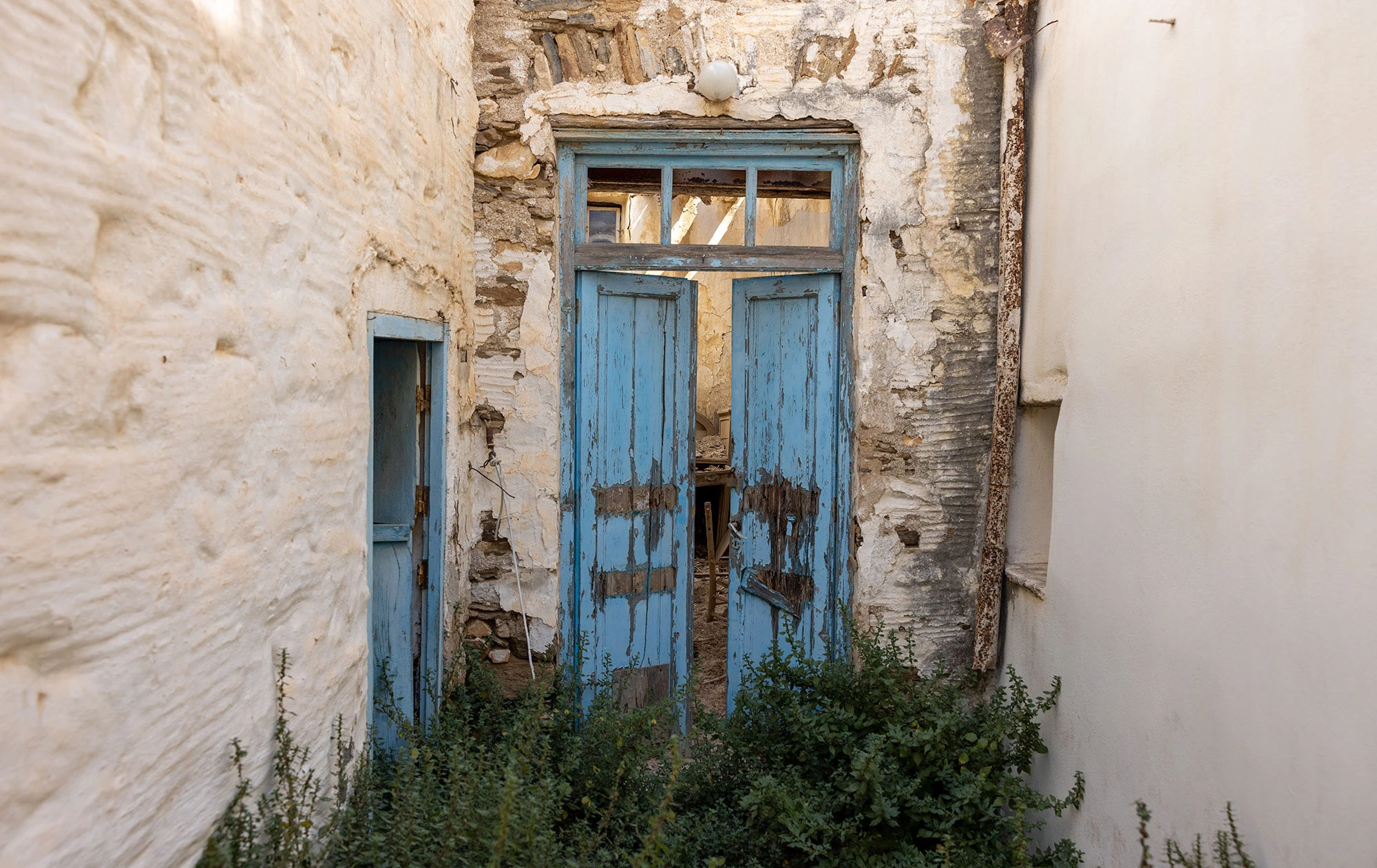 Abandoned door in Lefkes, Paros